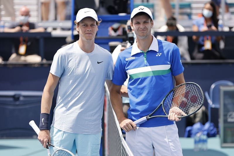 Jannik Sinner (L) and Hubert Hurkacz ahead of the Miami Open 2021 men&#039;s singles final