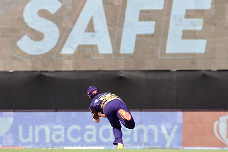 Rahul Tripathi of Kolkata Knight Riders takes a catch to dismi Virat Kohli