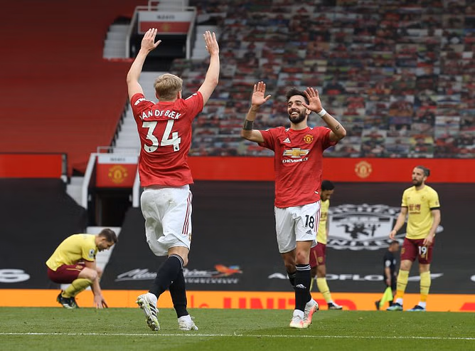 Manchester United close in on Manchester City in Premier League title race after Burnley win