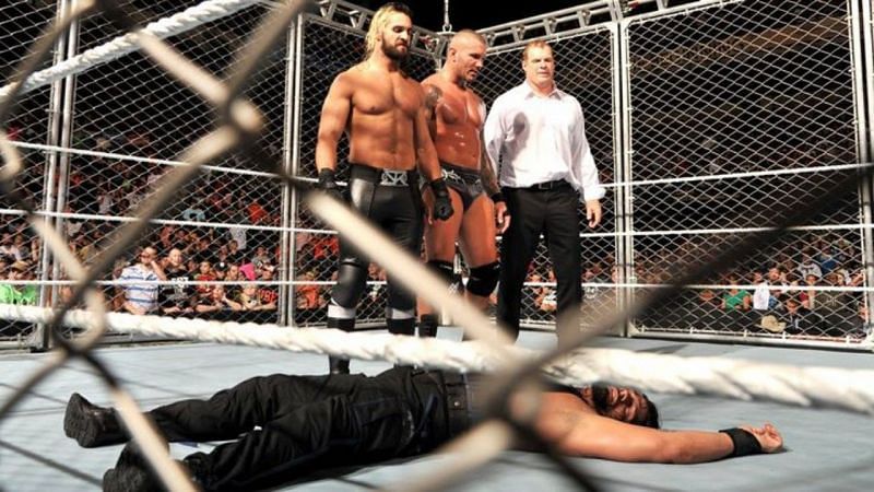 WWE रिंग में शामिल द अथॉरिटी और रोमन रेंस