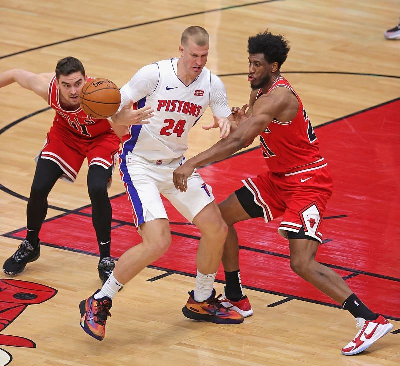 Mason Plumlee #24 of the Detroit Pistons looses control of the ball under pressure from Tomas Satoransky #31 and Thaddeus Young #21 of the Chicago Bulls