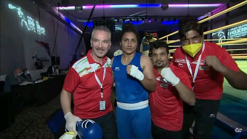 Pooja Rani poses with her coaches after winning the gold medal in the 2021 Asian Boxing Championships