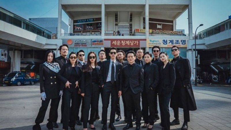 The cast members of &quot;Vincezo&quot; bid farewell (Image via tvN/Netflix)
