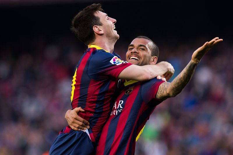 Dani Alves has asked Lionel Messi to stay put at Barcelona.