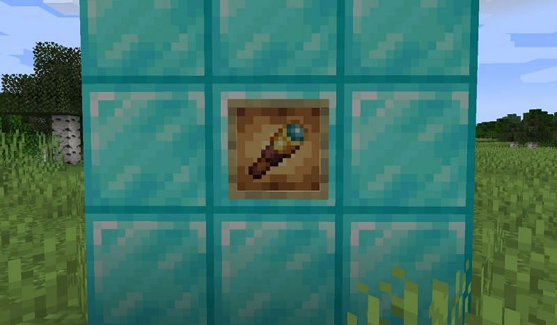 Shown: A Spyglass within a Glowing Item Frame (Image via Minecraft)