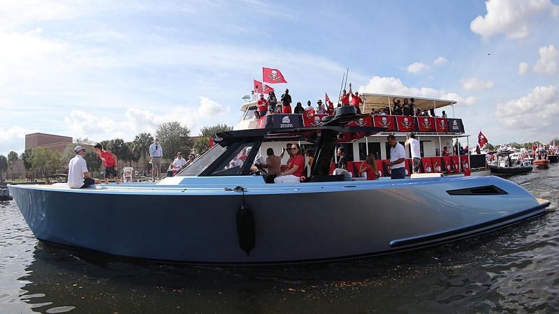 Tom Brady Pulls Up To Buccaneers Super Bowl Parade In His $2M Yacht (VIDEO)