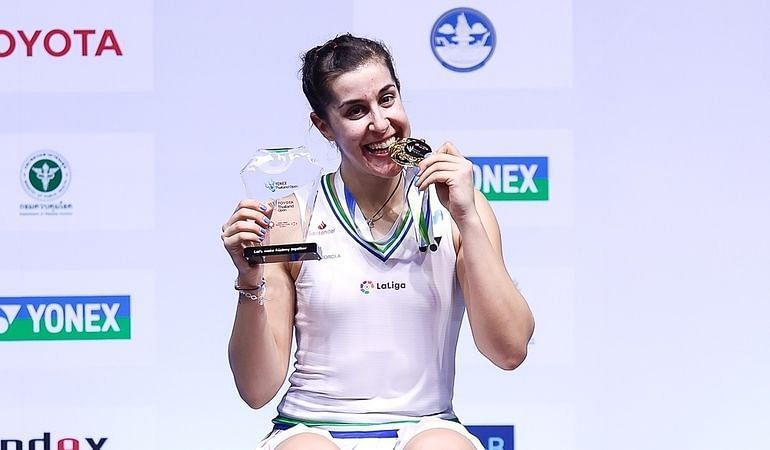 Carolina Marin with the Yonex Thailand Open 2021 trophy