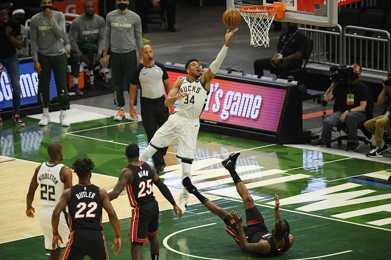 Giannis Antetokounmpo #34 shoots a lay-up in the first quarter