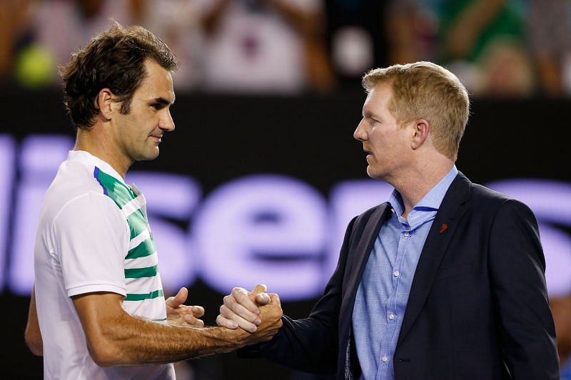 Roger Federer and Jim Courier (R)