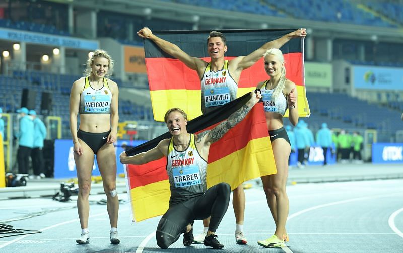 Germany&#039;s Anne Weigold, Gregor Traber, Erik Balnuweit, Monika Zapalska pose for a photo after winning shuttle hurdles at World Athletics Relays