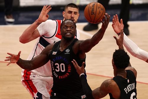 Julius Randle #30 pulls in a loose ball against the Washington Wizards.