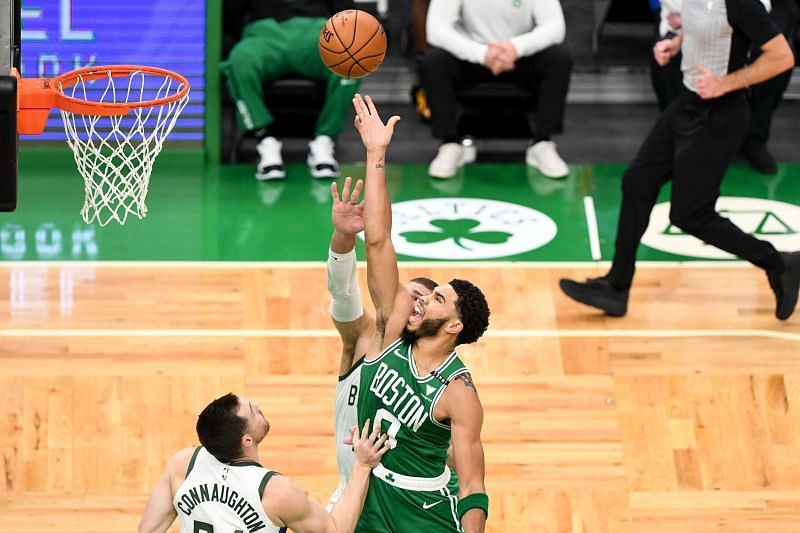 Jayson Tatum (#0) attempting a finger-roll