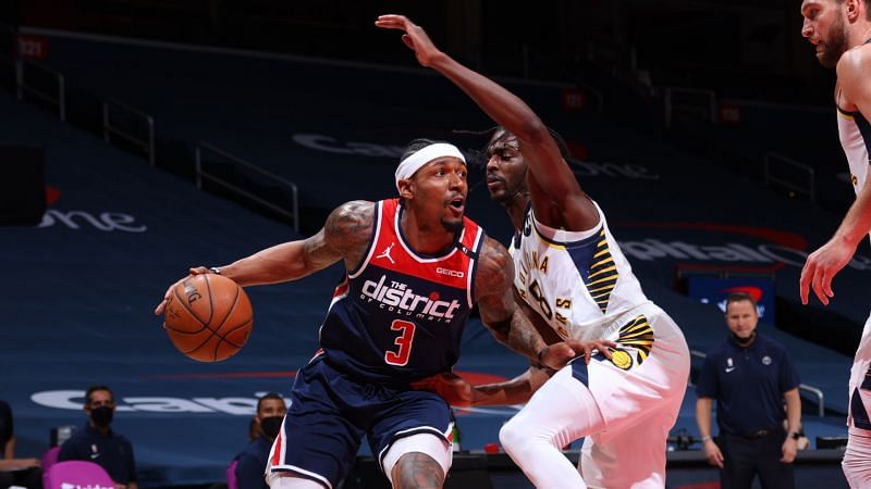 Bradley Beal is guarded by Justin Holiday