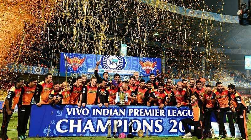 ट्रॉफी जीतने के बाद सनराइजर्स हैदराबाद की टीम