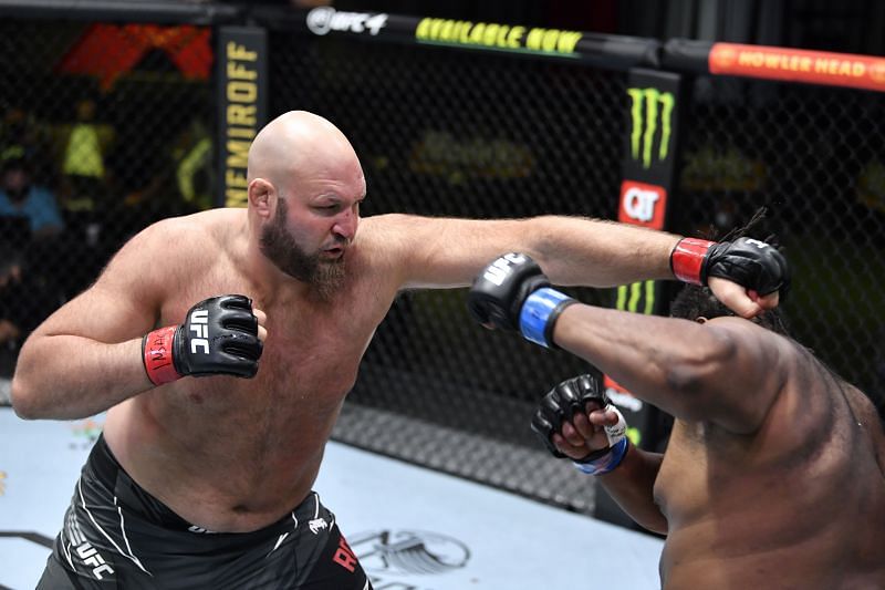 Ben Rothwell used his trademark 10-finger guillotine choke to take out Chris Barnett