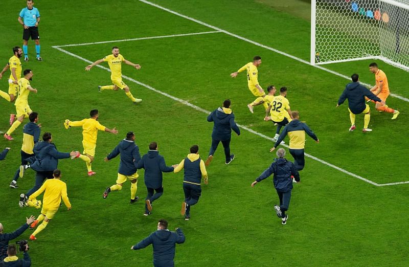 Villarreal players run across to Geronimo Rulli to celebrate their UEL triumph