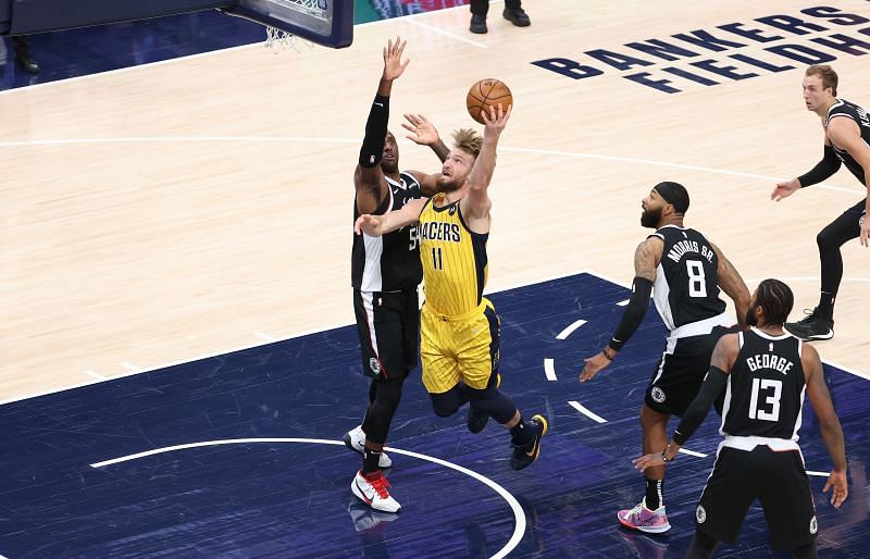 Domantas Sabonis #11 shoots the ball against the Los Angeles Clippers.