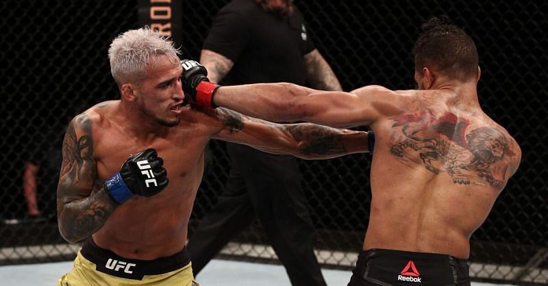 Charles Oliveira used a guillotine choke to submit Kevin Lee in early 2020.
