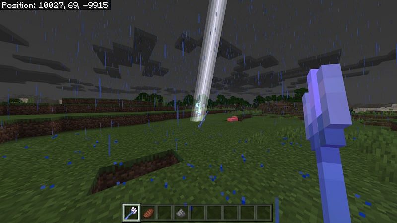 How to Summon Lightning in Minecraft