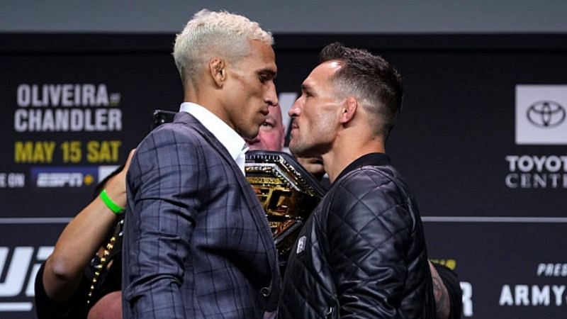 Charles Oliveira (left) and Michael Chandler (right) fight for the vacant lightweight belt at UFC 262