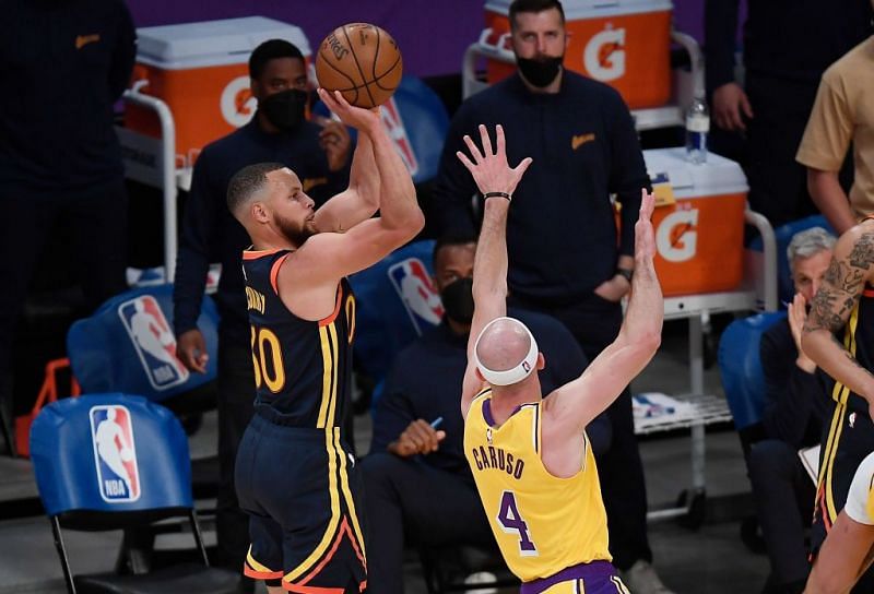 Alex Caruso closes down Stephen Curry