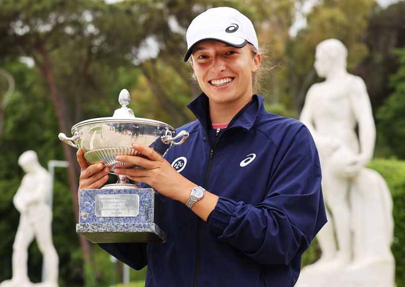 Iga Swiatek with the 2021 Italian Open trophy