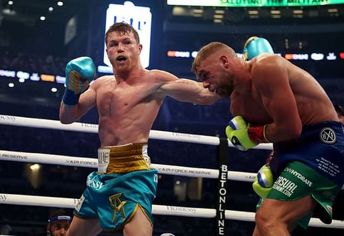 Canelo Alvarez (left) throws a left hook against Billy Joe Saunders (right)