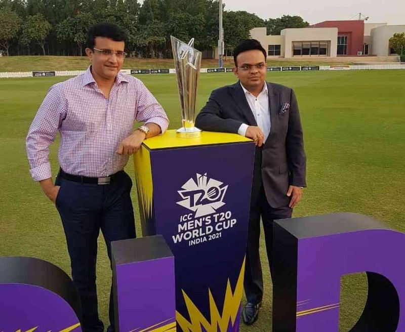 सौरव गांगुली और जय शाह टी20 विश्व कप की ट्रॉफी के साथ
