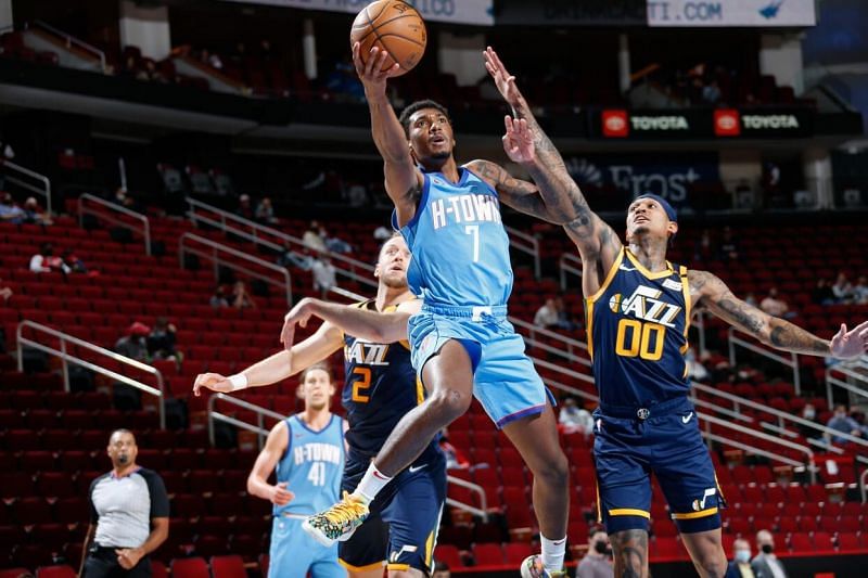 Armoni Brooks #7 attempts a layup [Image: Robert Seale/NBAE]