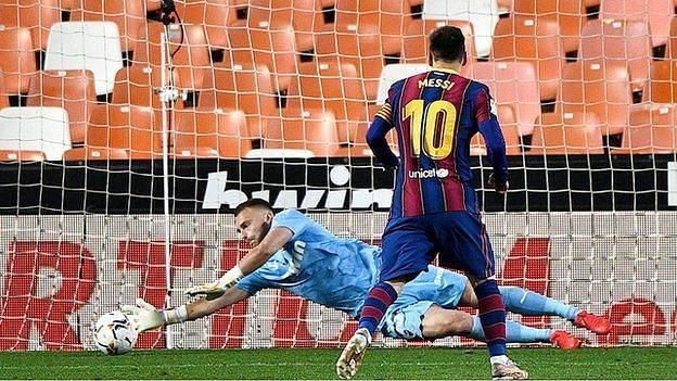 The penalty incident allowed Messi to fire Barcelona level
