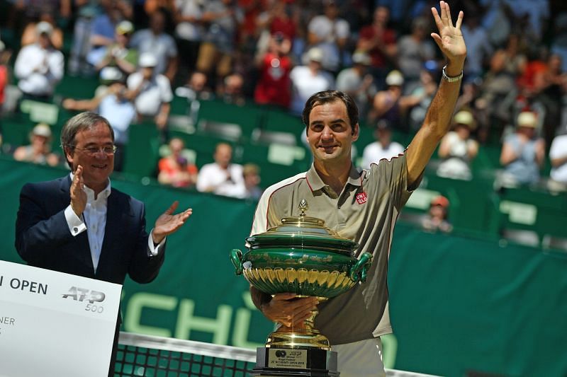 Roger Federer poses with the Halle title in 2019