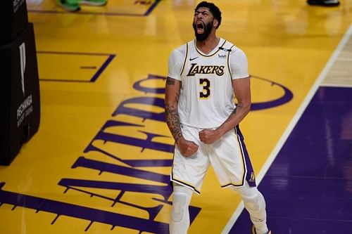 Anthony Davis celebrates after the victory against the Phoenix Suns.