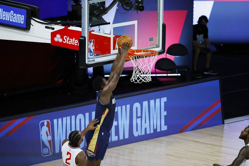 Zion Williamson (#1) of the New Orleans Pelicans dunking.