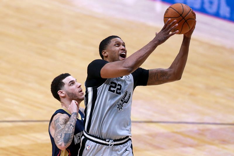 Rudy Gay #22 shoots ahead of Lonzo Ball #2