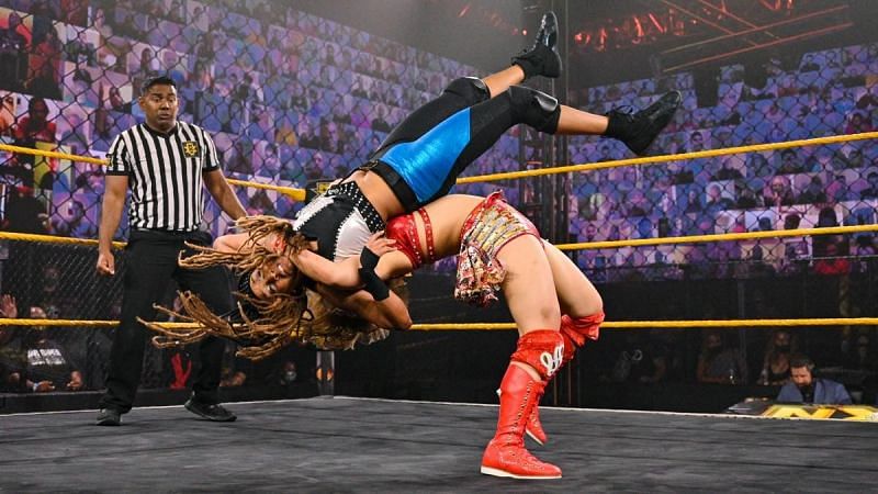 Sarray battles Zayda Ramier on NXT