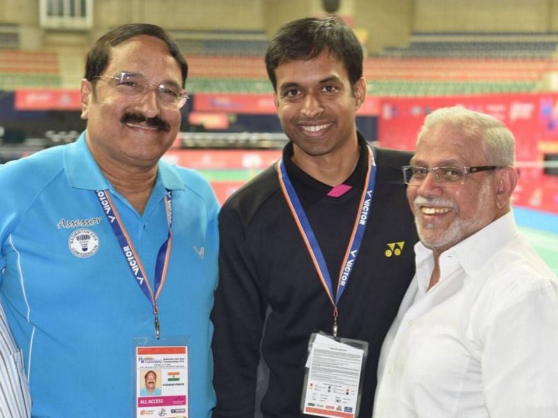 Pullela Gopichand with Sudhakar (left) and former national coach S. M. Arif (right). (Source: The Hindu)