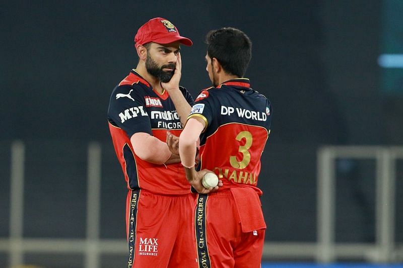 Virat Kohli and Yuzvendra Chahal discuss their plans during the match against Punjab Kings (Image Courtesy: IPLT20.com)