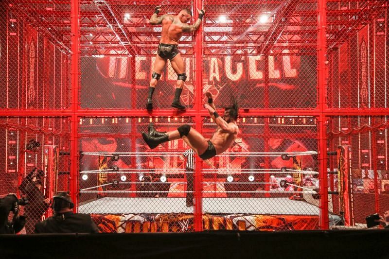 WWE सुपरस्टार्स Hell In A Cell से नीचे गिरे हैं