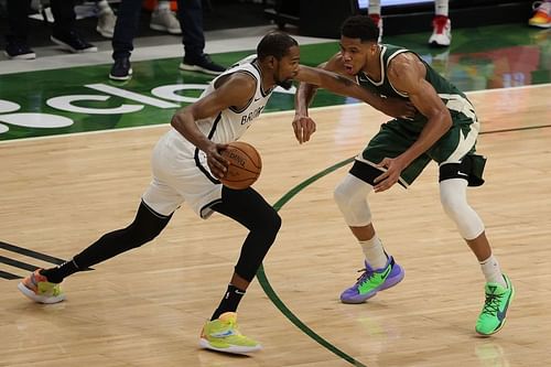 Kevin Durant drives on Giannis Antetokounmpo