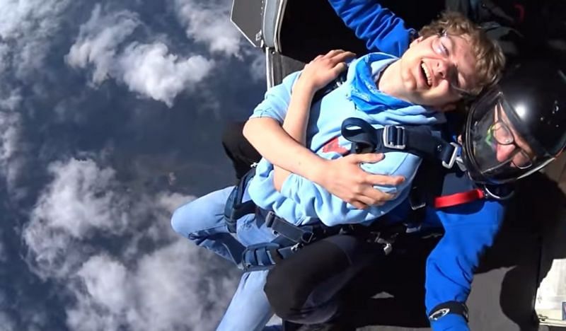 TommyInnit recently went skydiving in his latest vlog (Image via TommyInnit/ YouTube)