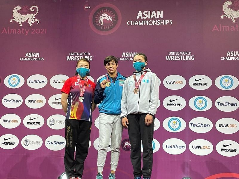 Anshu Malik (C) at the Asian Championships