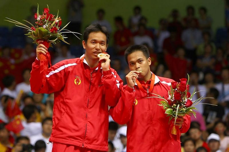 Markis Kido (right) with his Olympic gold medal in Beijing in 2008