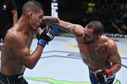 Santiago Ponzinibbio (right) and Miguel Baeza (left) in their fight at UFC Vegas 28 [Image Credit: Jeff Bottari / Zuffa LLC]