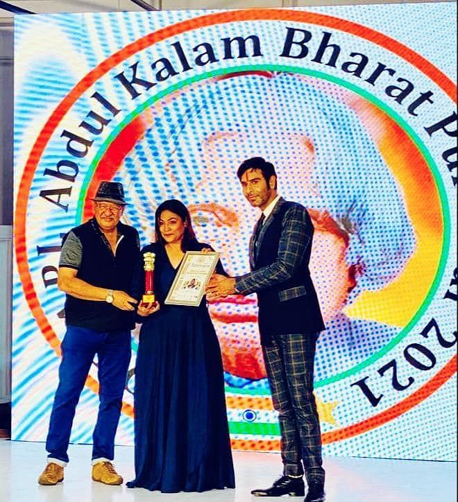 Nirmala Kotnis (centre) receiving the Dr APJ Abdul Kalam National Award in Mumbai