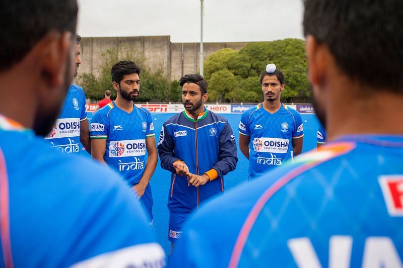 Manpreet Singh speaks with teammates during training. (Source: HI)