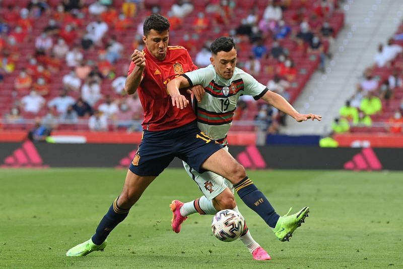 Rodri of Spain battles with Pote of Portugal