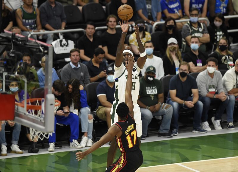 Bobby Portis #9 shoots against Onyeka Okongwu #17