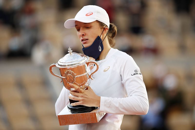 Iga Swiatek poses with the 2020 French Open Women&#039;s Singles title