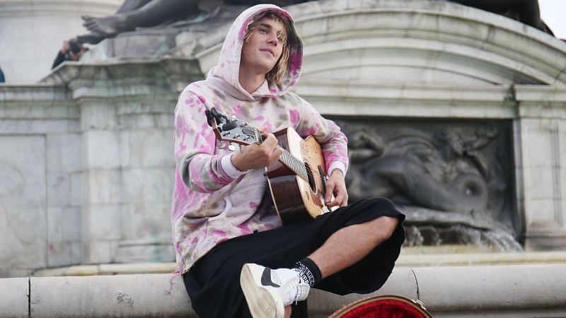 Justin Bieber politely asks fans to stop loitering (Image via &copy;Beretta/Sims/Shutterstock)