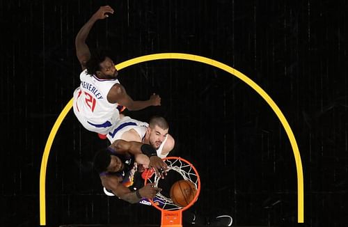 Deandre Ayton #22 slam dunks the ball over Ivica Zubac #40.